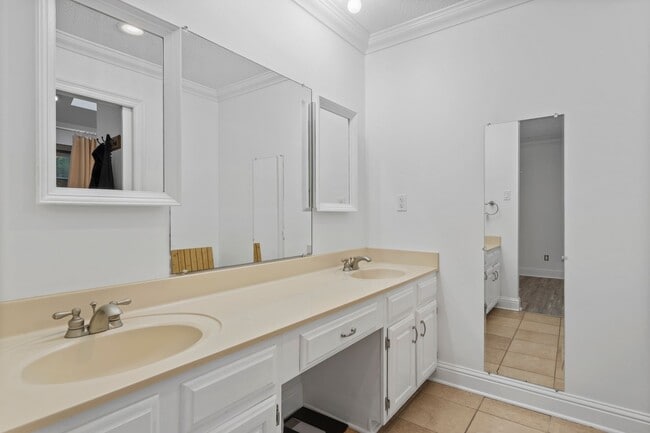 Building Photo - Oak Cove Condo