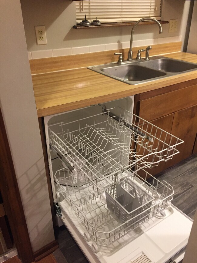 Brand New Dishwasher - 3014 Eaton St