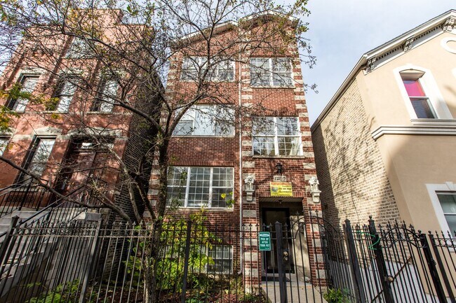 Building Photo - Condo Quality 3Bed/2bath in Wicker Park! In-Unit Laundry! Central Air! Blue Line!
