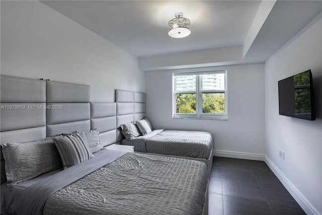 Building Photo - 19900 E Country Club Dr