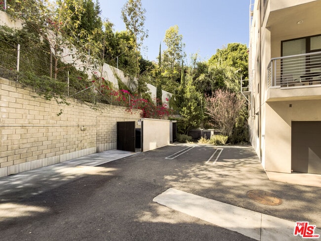 Building Photo - 2111 N Cahuenga Blvd