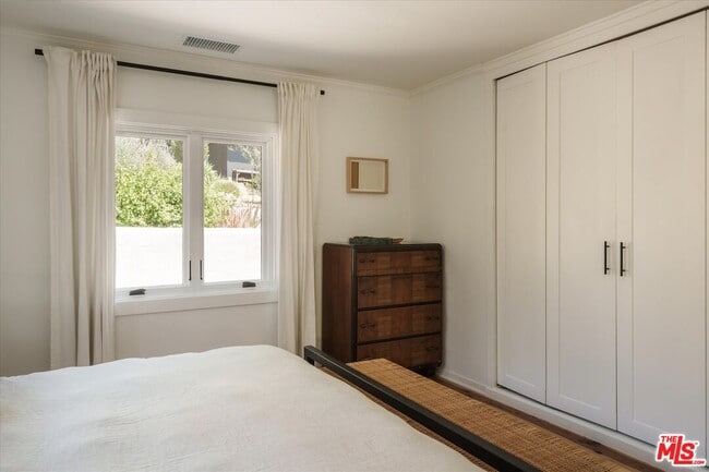 Building Photo - 1130 El Paso Dr