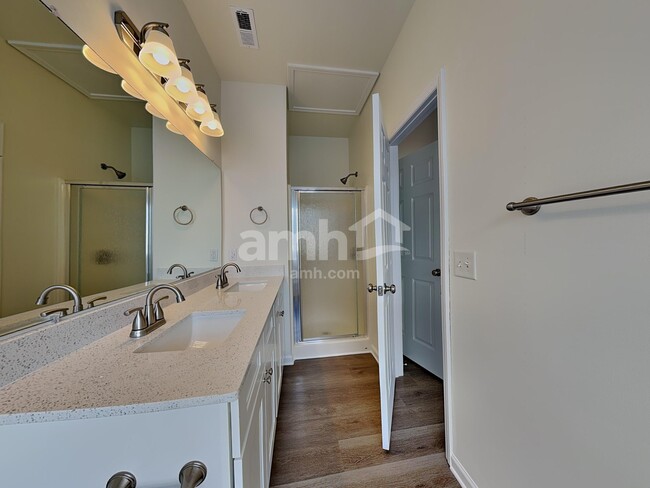 Building Photo - 936 Anchor Way NE