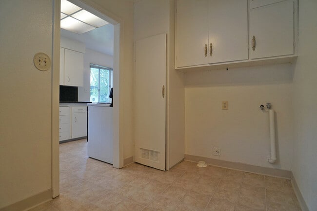 Building Photo - charming 3 bedroom 1.5 bathroom House in U...