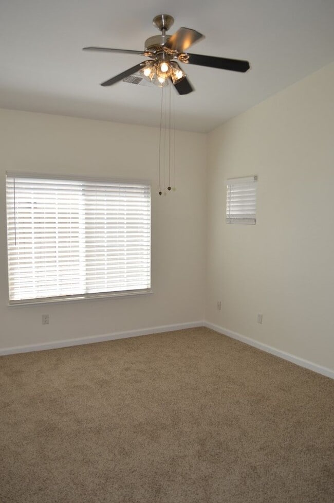 Building Photo - 2 Bedroom, 2 Bath Home