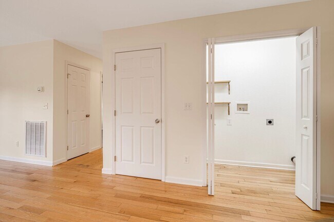Building Photo - 3-Bedroom Home in West Asheville with Fenc...