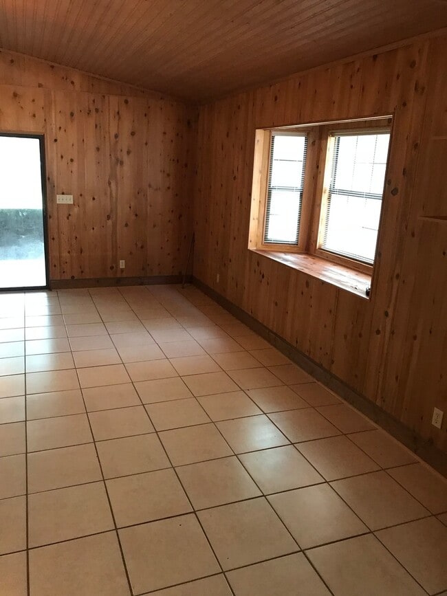 Building Photo - 4x2 large home for rent!