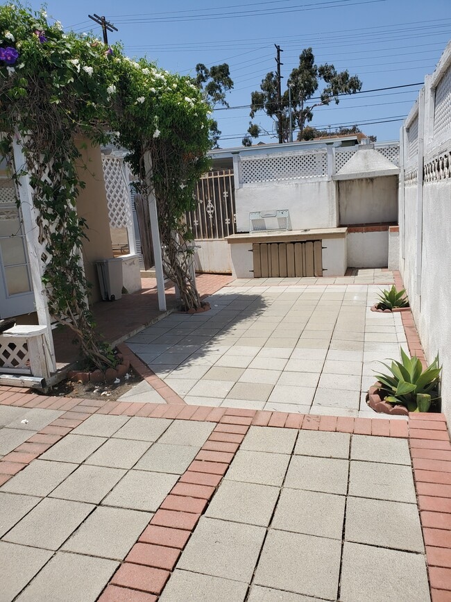 Building Photo - 8437 Naylor Ave