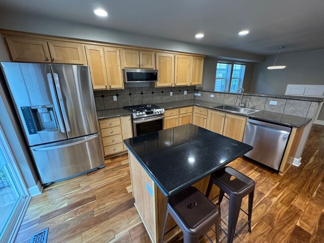Building Photo - Amazing 2Bed/2.5 Bath Townhome in West Seattle!