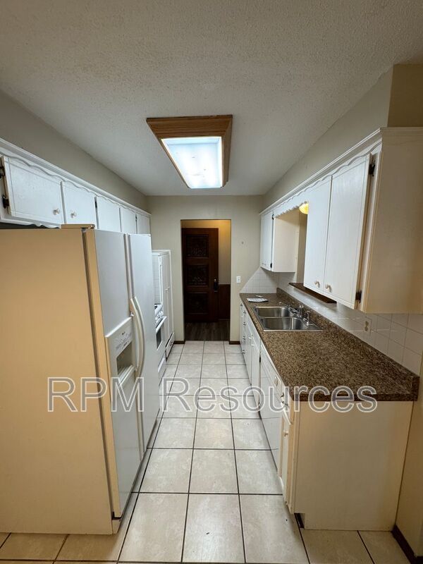 Building Photo - 7625 S Sherwood Ave