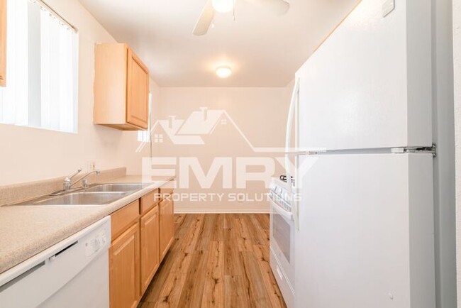 Building Photo - 2 Bed 1 Bath Apartment for Rent on Pickfor...