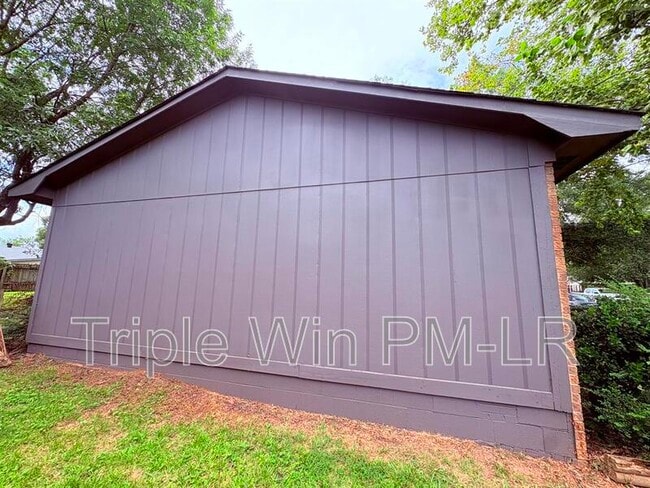 Building Photo - 220 Randall Dr