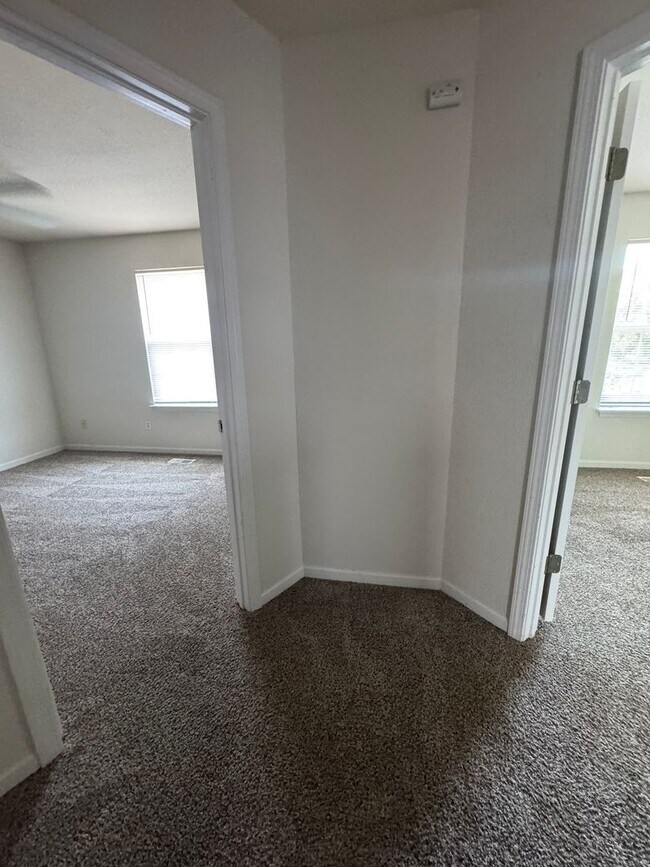 Building Photo - 2681-2683 E Oakbrook Dr