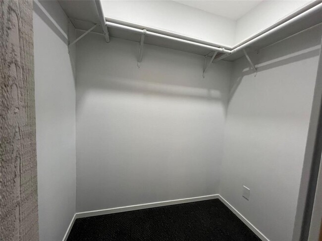 Building Photo - 883 Commodore Dr