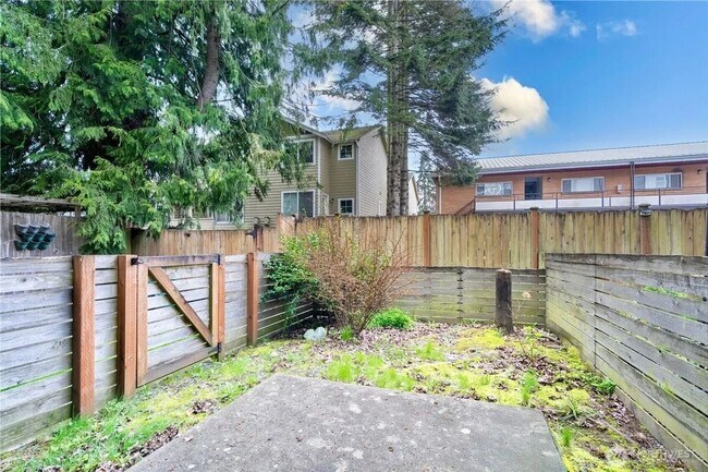 Building Photo - Urban Townhome in Lake City – 3B/2B, Garag...