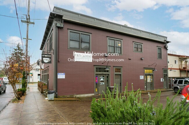 Building Photo - Charming Two-Bedroom Unit: Your Perfect Ho...