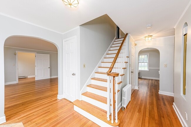 Building Photo - 1670 Hartford Tpke