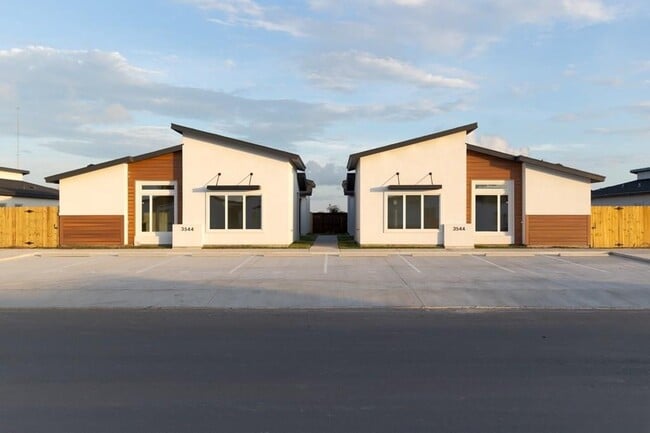 Building Photo - 3520 Hidalgo Cir