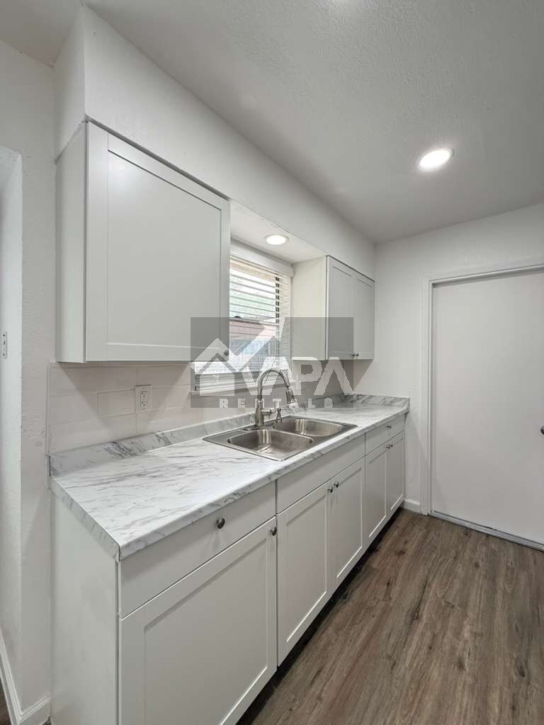Building Photo - 5419-5419 Lk Grv Dr