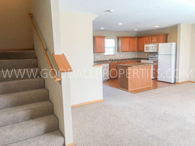 Building Photo - 2 Bedroom, 2.5 Bath Townhome in Urbandale with an attached two car garage.
