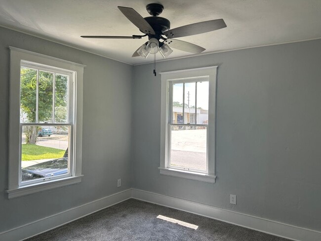 Building Photo - Cozy Newly Renovated Bungalow in Murray Hill!