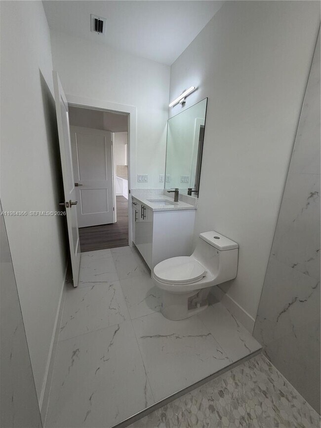 Building Photo - 721 Ivan Ave S