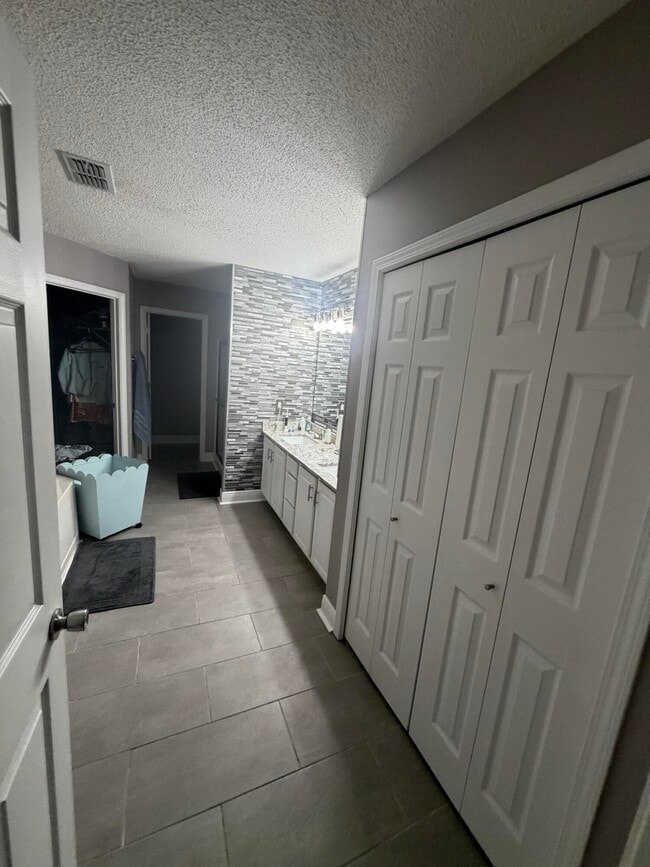 Building Photo - 2216 Smallwood Dr