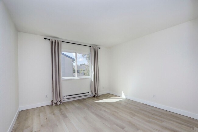 Building Photo - 845 Woodside Way