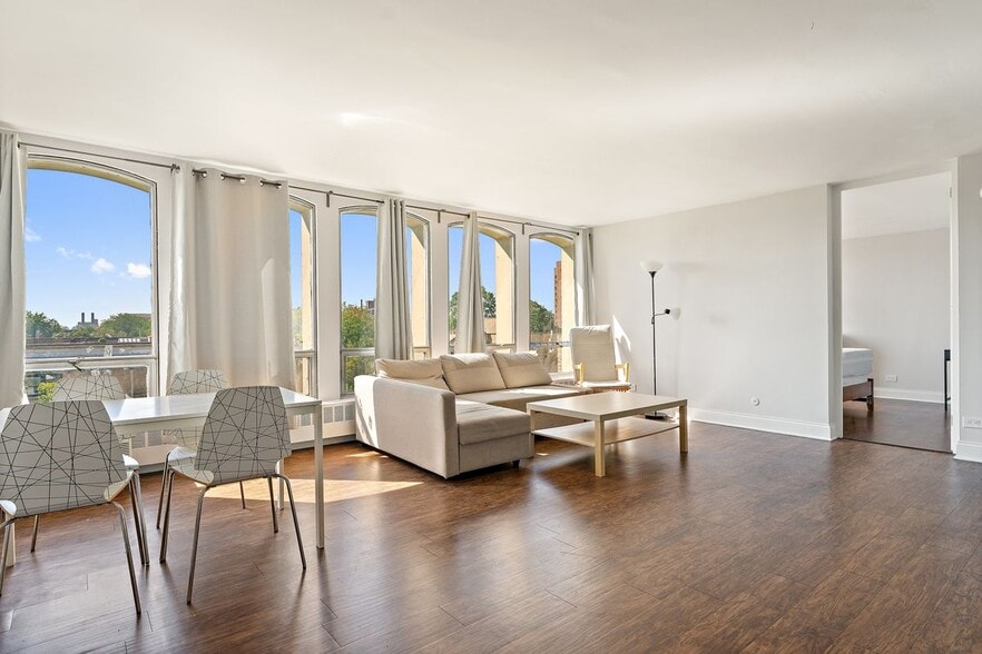 Building Photo - 1450 E 55th Pl