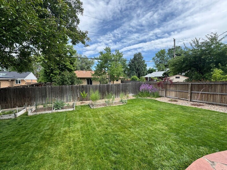 Building Photo - 500 Estes St