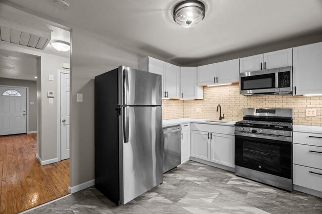 Building Photo - Stunning Brick Duplex with private partially finished basement in Kirkwood