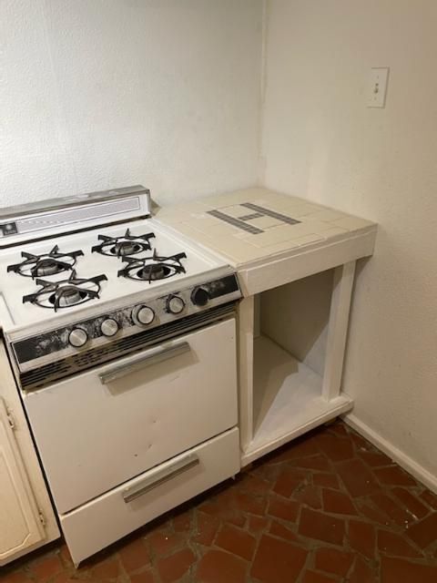 new tile counter - 1505 Tulane St