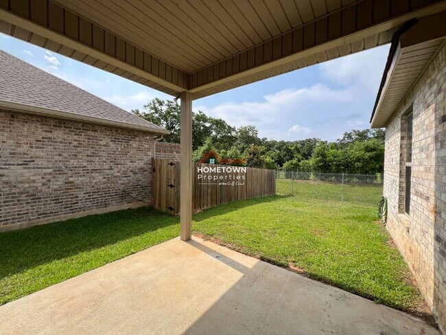 Building Photo - Beautiful 3 bedroom home centrally located...