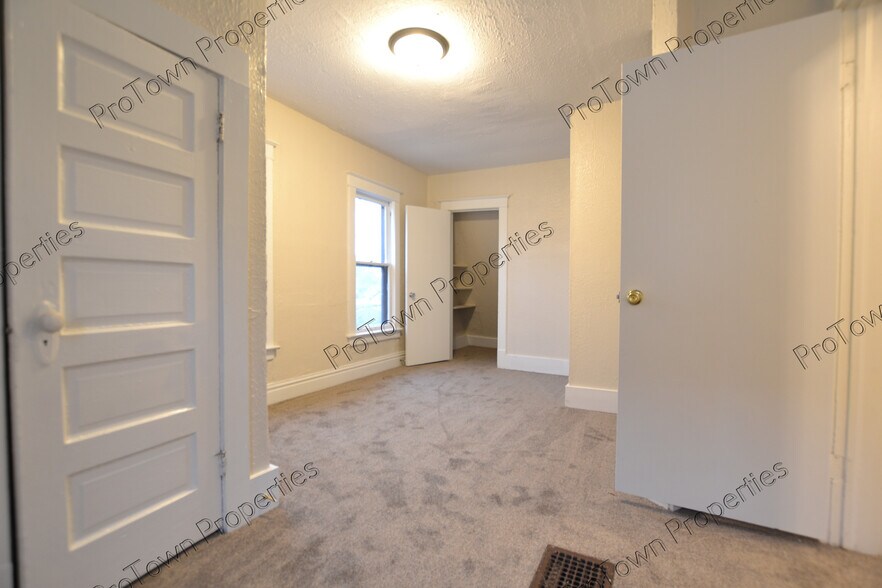 Building Photo - 724 E Washington St