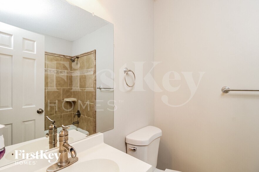 Building Photo - 4923 Shady Pine Dr