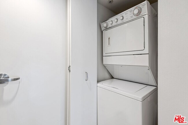 Building Photo - 13700 Marina Pointe Dr