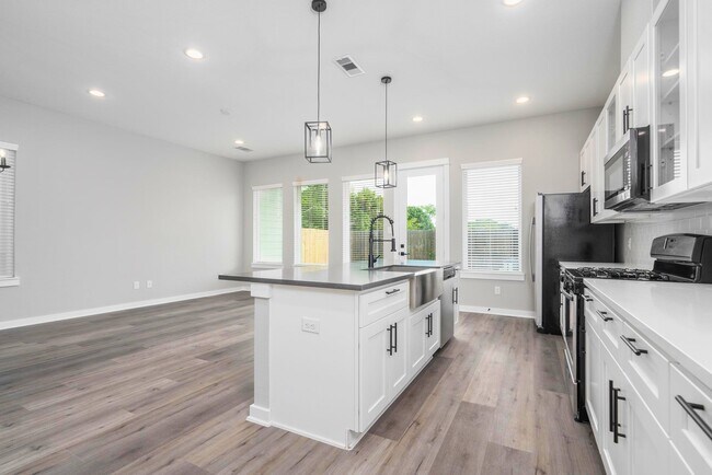 Building Photo - 8440 Berry Brush Ln