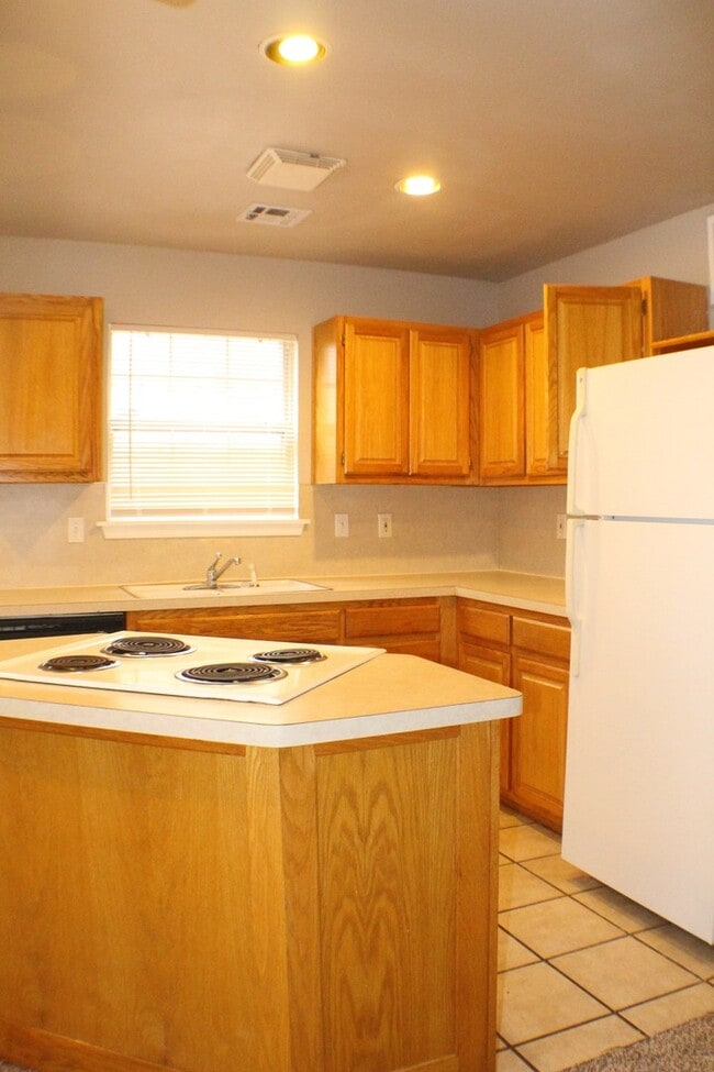 Building Photo - Adorable 3 bedroom 2.5 bathroom in Jenks!