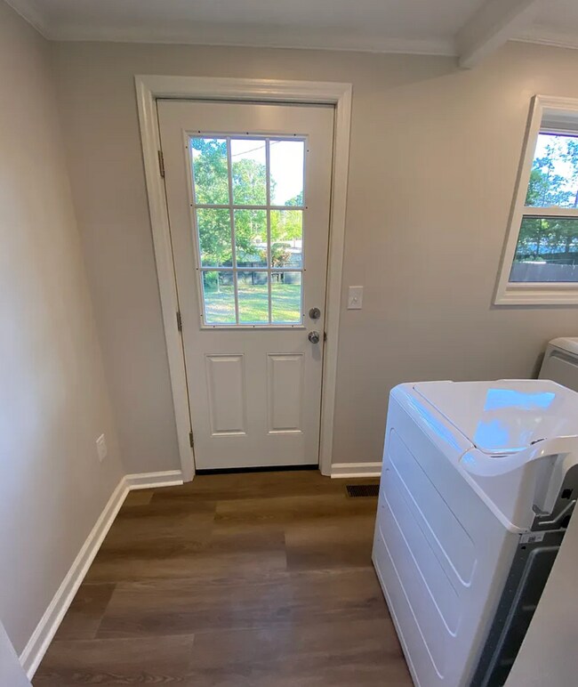 Building Photo - Renovated 3/1 Available Near Downtown Greenville!