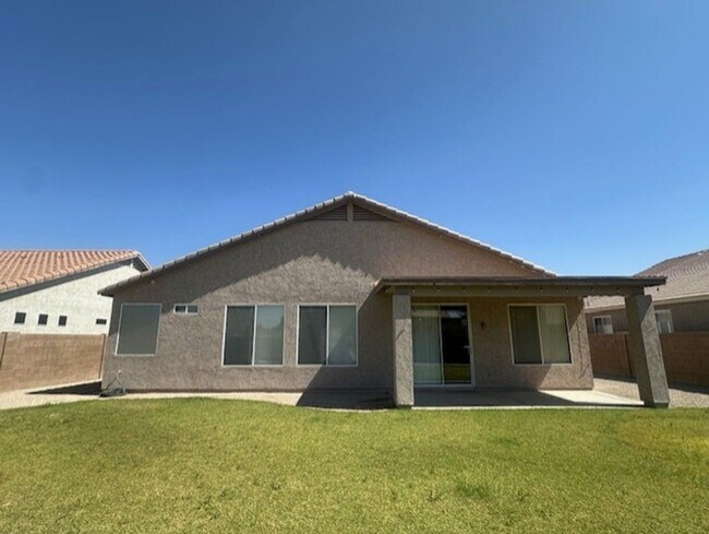 Building Photo - SINGLE LEVEL 4 BEDROOM HOME IN THE HEART O...