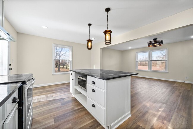 Building Photo - 564 Briarwood Dr