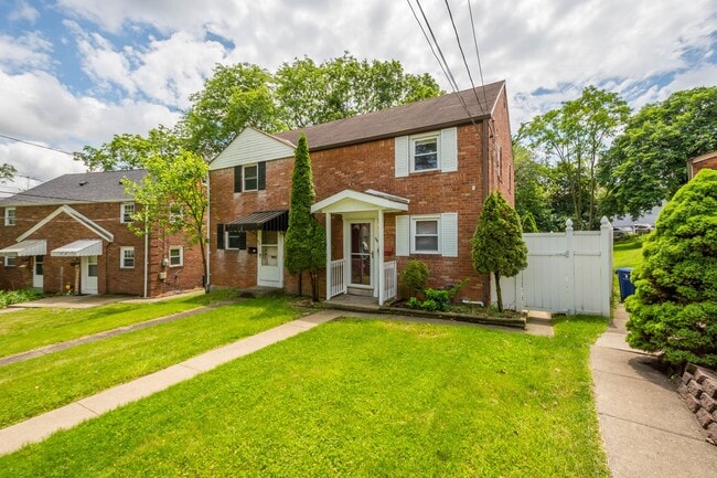 Building Photo - Stunning 2 bedroom home in Dormont availab...