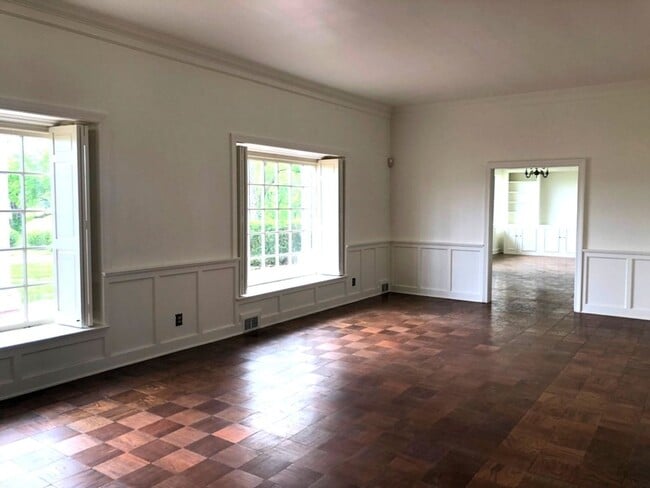 Building Photo - Vintage Style Home on Large Estate A Must See
