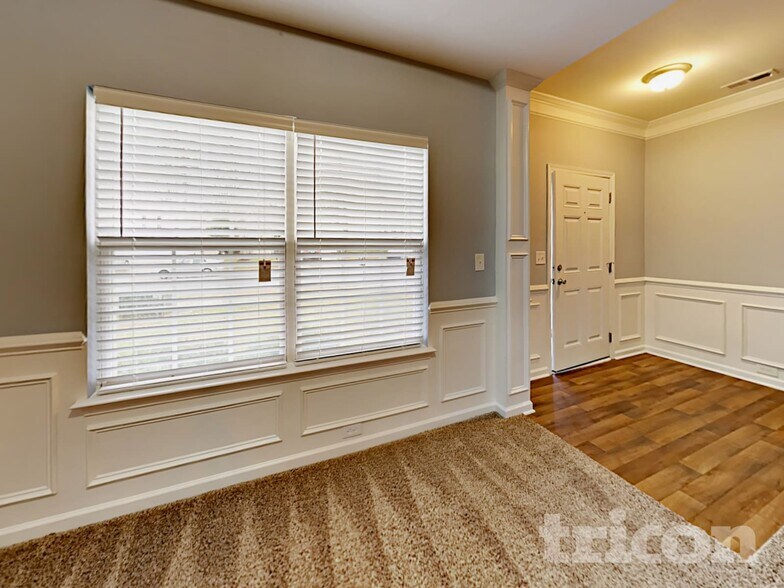 Building Photo - 11709 Oak St