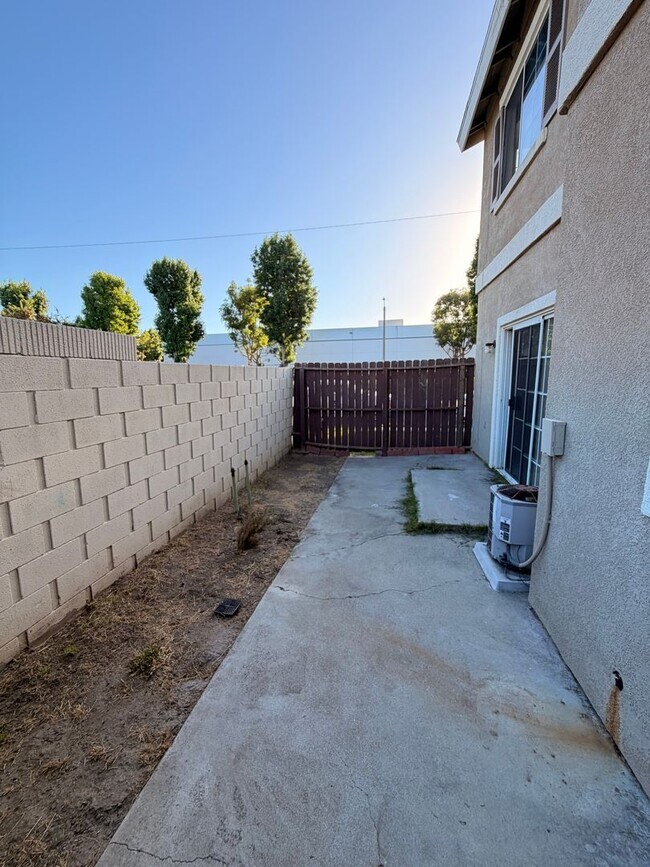 Building Photo - Spacious 3 bedroom w/ attached 2 Car Garage For Rent!