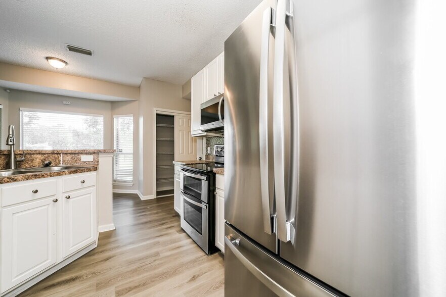 Building Photo - 1043 Gallant Fox Cir S