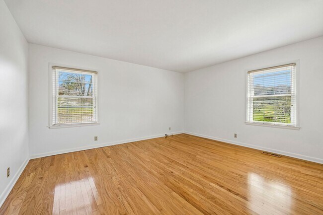 Building Photo - Experience the perfect blend of privacy and open space in this beautifully maintained 3-bedroom, ...