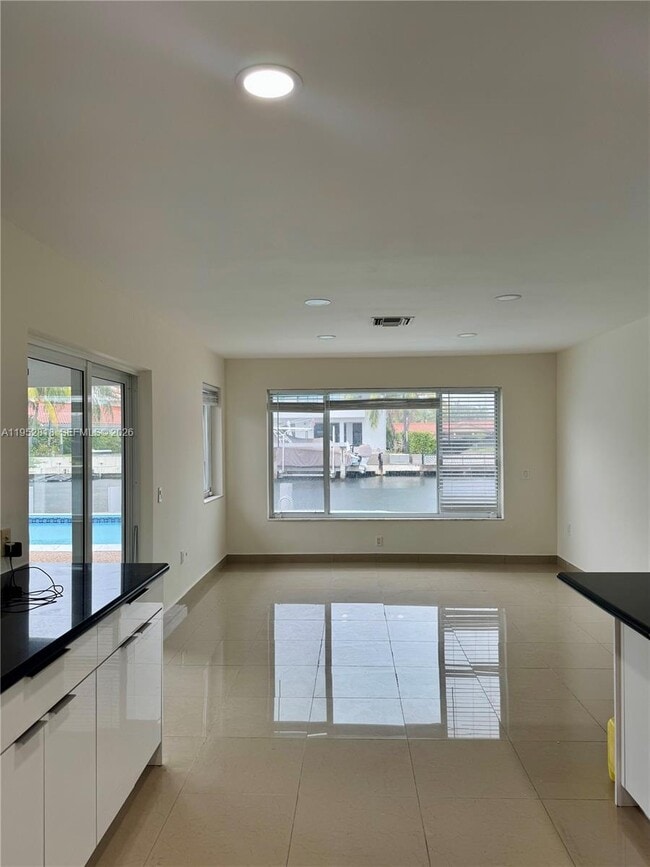 Building Photo - 16453 NE 33rd Ave