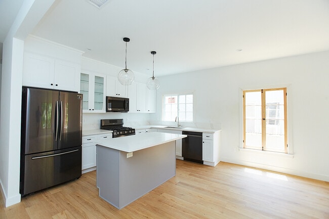 Building Photo - 428 N Orange Grove Ave