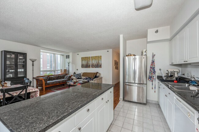 Building Photo - 512 N McClurg Ct